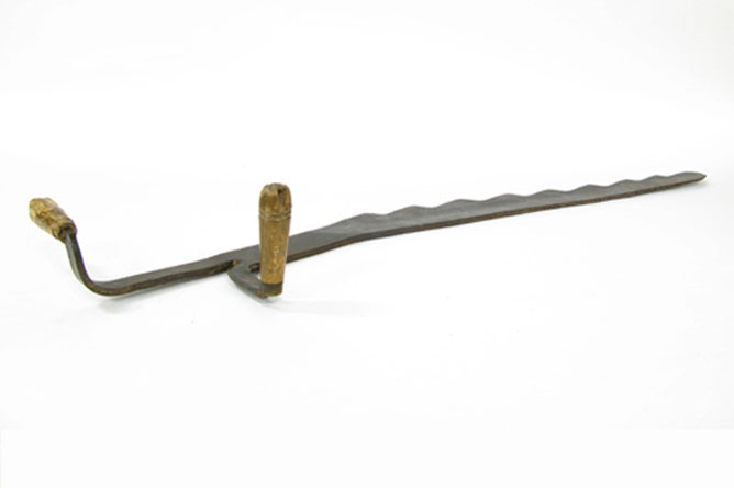 Scie à foin utilisée pour couper le foin au XX<sup>e</sup> siècle.