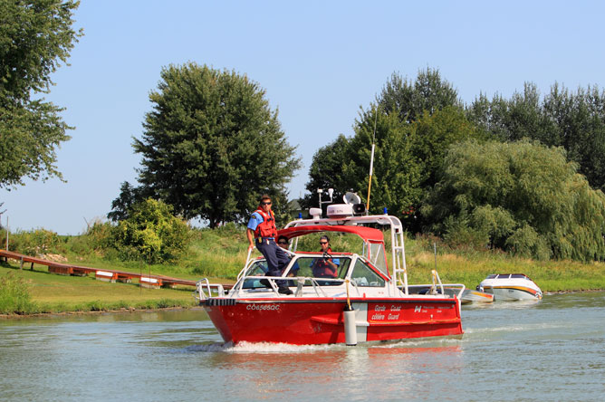 Two women and a man on a Canadian Coast Guard boat in the Chenal de l'Île du Moine