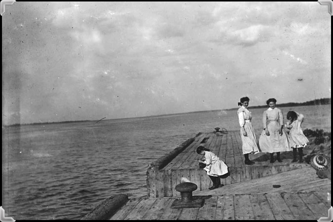 Four girls on the wharf of Port Saint-François in Nicolet, 1911